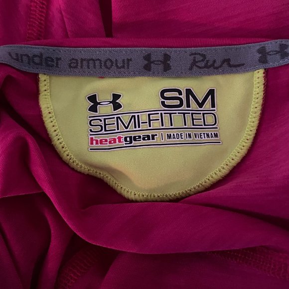 - Under Armour Run semi-fitted heat gear top Small - Picture 2 of 3